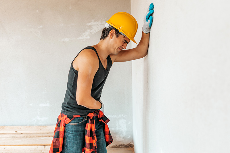 What causes a hernia?